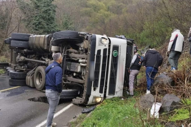 TEŠKA SAOBRAĆAJNA NEZGODA KOD MAGLIĆA! Prevrnuo se kamion, vatrogasci na licu mesta! SAOBRAĆAJ OBUSTAVLJEN! (VIDEO)