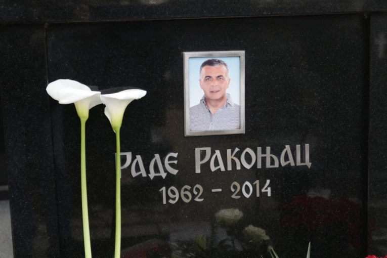 SVEĆA I KALE NA SPOMENIKU RADETA RAKONJCA! Luka Bojović obišao grobove oca i brata na godišnjicu ubistva prijatelja!? (FOTO+VIDEO)