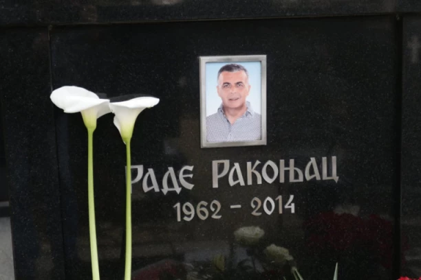 SVEĆA I KALE NA SPOMENIKU RADETA RAKONJCA! Luka Bojović obišao grobove oca i brata na godišnjicu ubistva prijatelja!? (FOTO+VIDEO)