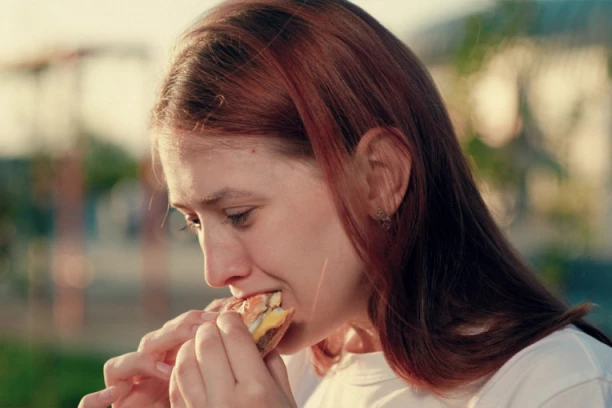 KAKAV JE OVO TOPLI SENDVIČ? Snimak iz beogradske pekare zgrozio Srbiju (VIDEO)