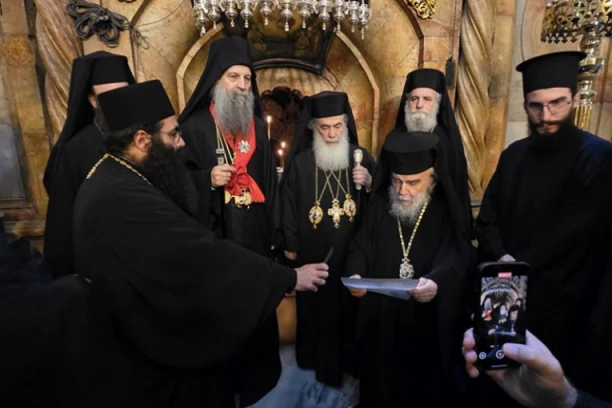 ISTORIJSKI TRENUTAK ZA SRPSKO PRAVOSLAVLJE: Patrijarh Porfirije služio liturgiju na Golgoti, potom primio najviše odlikovanje Jerusalimske patrijaršije