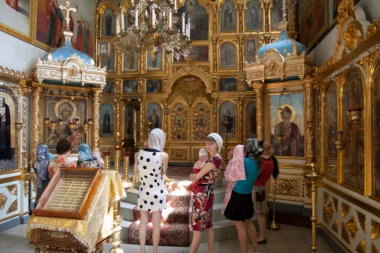 ŽENAMA NIJE UVEK ZABRANJEN ULAZAK U OLTAR: Sveštenik objasnio koji su IZUZECI OD PRAVILA