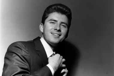 PREMINUO POZNATI PEVAČ I TEKSTOPISAC, supruga potvrdila tragične vesti!