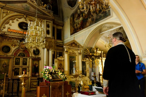 LAŽNI SVEŠTENIK PREVARIO ŽENU SA INVALIDITETOM, UZEO JOJ 1.500 EVRA: “Predstavio se kao otac Heruvim, obećao da ću čudom da prohodam i pobegao s novcem”