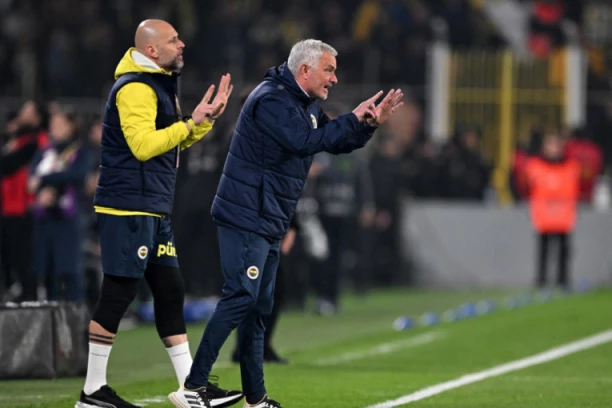 SKANDAL! Murinjo protivničkog trenera UŠTINUO ZA NOS (VIDEO)