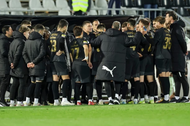 NEVEROVATNO KOLIKO SE PRAŠINE NAKUPILO U TROFEJNOJ VITRINI PARTIZANA! Đaci pravci čekaju titulu u Humskoj!