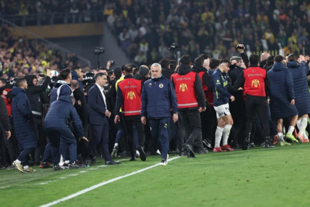 SUROVI TURCI! Galatasaraj na BRUTALAN način ponizio Murinja! (VIDEO)