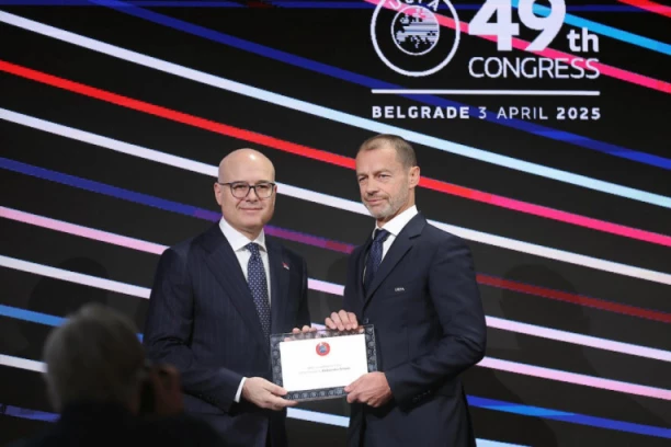 VUČEVIĆ CITIRAO RONALDA I VAN BASTENA, PA PORUČIO: "Ovo je velika čast za Srbiju!"