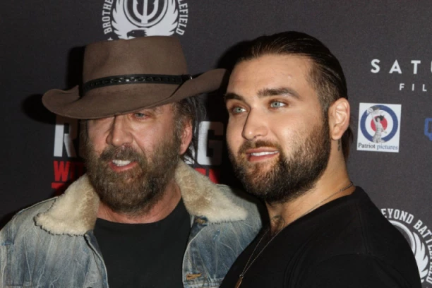 NAPAO MAJKU SMRTONOSNIM ORUŽJEM, PA UPUĆEN NA LEČENJE: Sin slavnog glumca odlazi na dve godine zbog NASILNIČKOG PONAŠANJA!