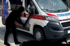 TUČA U AUTOBUSU U ŽARKOVU! Muškarac ostao da leži bez svesti!