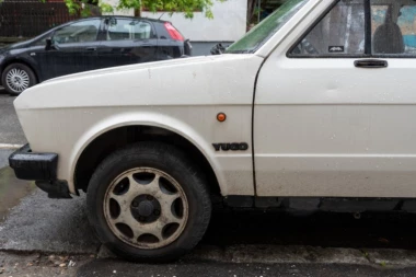 LJUDI GLEDAJU I NE VERUJU! Snimljen jugo na Petoj aveniji, a ono što na njemu piše tek BUDI NOSTALGIJU! (VIDEO)