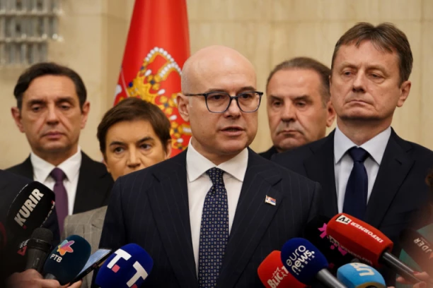 NASTAVLJA SE OTUŽNA LUTKARSKA PREDSTAVA U KOJOJ ĐILAS POVLAČI KONCE! Vučević: Usmerena ka ljudima čiji je najveći greh podrška Vučiću!