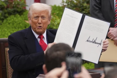 AMERIKA UVODI TAKSE NA KINESKE BRODOVE: "Vreme je da prekinemo njihovu dominaciju"