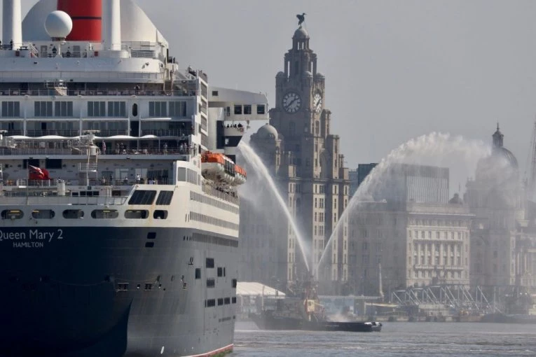 BROD SA 137 PUTNIKA UDARIO U MOST! Katastrofa u reci, spasioci na licu mesta