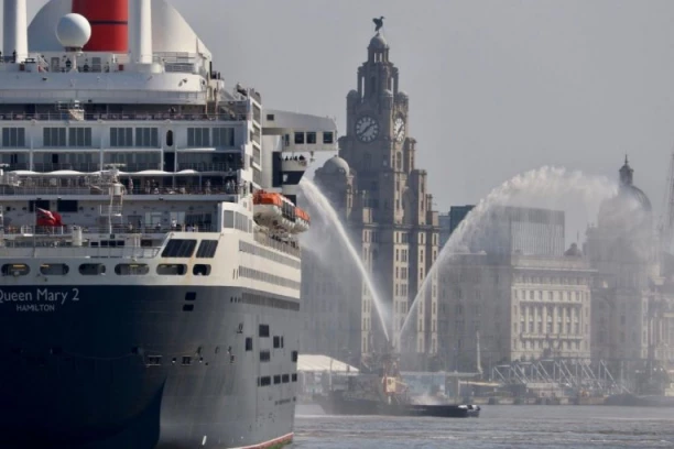 BROD SA 137 PUTNIKA UDARIO U MOST! Katastrofa u reci, spasioci na licu mesta