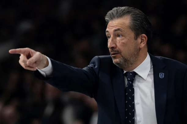 SKANDAL U GRČKOJ! Trener Efesa se zakačio sa navijačima Panata! (VIDEO)