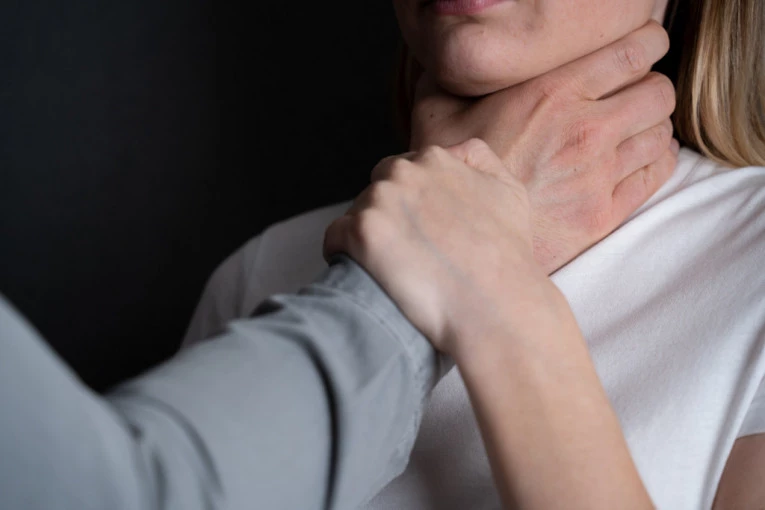 MUŠKARCU KOJI JE DAVIO DOKTORKU U DOMU ZDRAVLJA ODREĐENO ZADRŽAVANJE! Pregledao ga psihijatar, pa je saslušan!