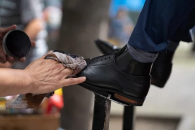 ŽIVEO JE NA ULICI KAO BESKUĆNIK I ČISTAČ CIPELA: Prosio je za HRANU, bio je pretučen, a jedan susret je zauvek promenio njegov ŽIVOT!