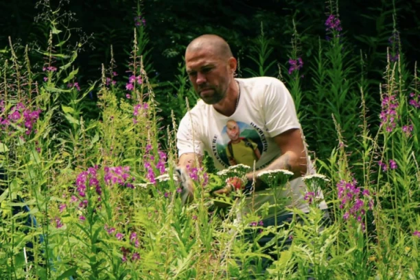 RUS ODUŠEVLJEN SRBIJOM! Roman uči Srbe i Crnogorce kako da prežive u šumi, a ovo kaže o našoj zemlji (FOTO)