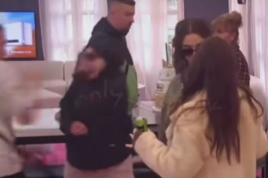 GASTOZ PATOSIRAO TAKMIČARKU, OPŠTA UZBUNA U "ELITI": Zveknuo joj ŠAMARČINU, pa se prosula po podu! (VIDEO)