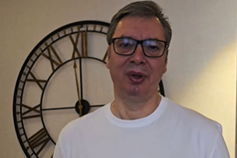 TI MLADI MOMCI I DEVOJKE SU MNOGO HRABRIJI OD MENE! Vučić u majici "I JA SAM ĆACI" čestitao dan studenata (VIDEO)