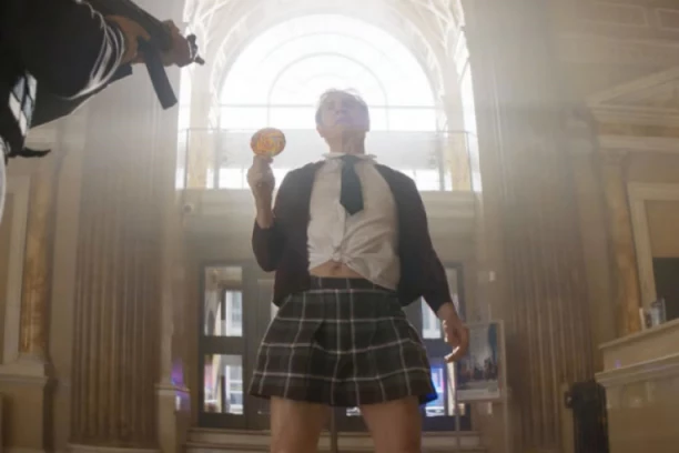 GENERACIJE SRBA SU VOLELE OVE FILMOVE, A SAD DOBIJAJU NASTAVAK! Lijam Nison u suknjici i roze vešu kao sin detektiva iz "Golog pištolja" (VIDEO)