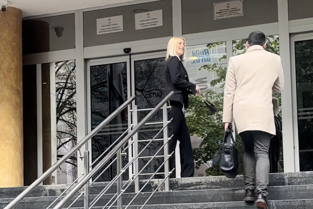 ŽENA MARETA MESARA SE SA OSMEHOM JAVLJA NOVINARIMA, PA SE LJUBI SA ADVOKATOM! Na Belivukovoj supruzi svi primetili jednu promenu! (VIDEO)