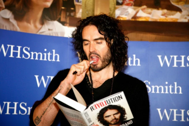 GLUMAC ZVANIČNO OPTUŽEN ZA SILOVANJE: Naređeno mu da se pojavi pred sudom, POBEGAO U DRUGU ZEMLJU?!