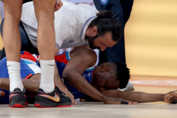 ČEGA GA DUGA PAUZA: Košarkaš Efesa doživeo je tešku povredu na meču sa Zvezdom Meridianbet!