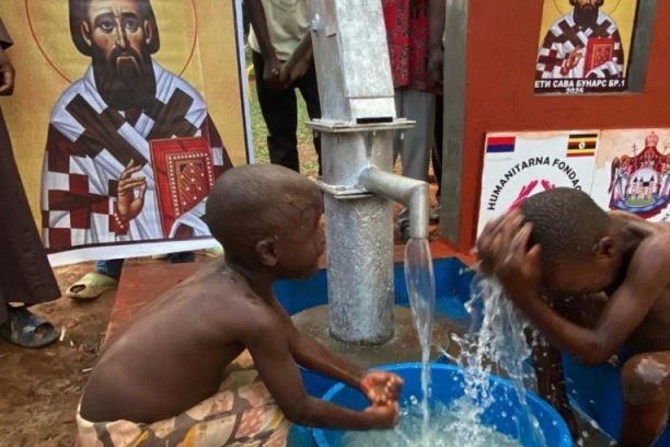 SRBI DARUJU IZVOR ŽIVOTA I NADE NAJZABAČENIJIM KRAJEVIMA AFRIKE: Vladika Fotije blagoslovio izgradnju bunara za pravoslavnu decu Ugande