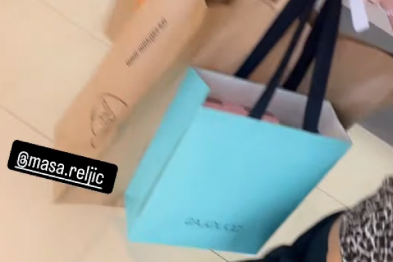 Sara i Maša Reljić u šopingu