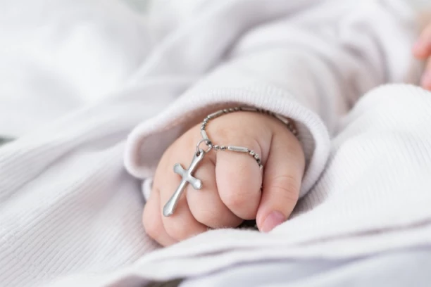 DA LI BEBI TREBA STAVLJATI BROJANICU NA RUKU: Teolog otkriva ima li ovaj običaj smisla