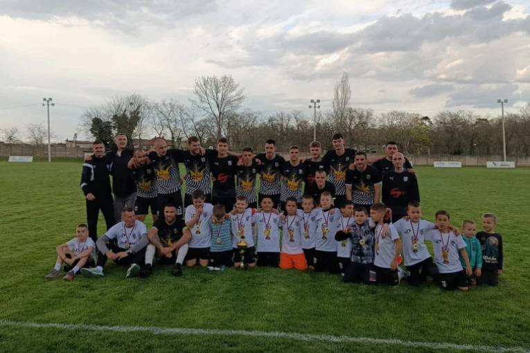 GRADSKI DERBI PRIPAO DOMAĆINU: Fotka nakon utakmice sa mališanima "osvaja" Sombor! (VIDEO)