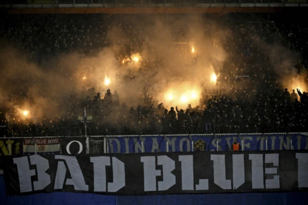 SKANDAL U KOMŠILUKU: Nakon debakla u Puli - navijači Dinama oterali fudbalere sa terena!