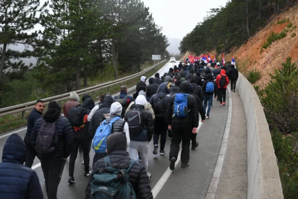 SVI ZA SRBIJU, SRBIJU NI ZA ŠTA! Paraatletičar sa KiM kroz kijamet krenuo peške za Beograd! Sve za odbranu domovine (VIDEO)