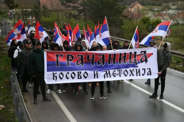 OVO MOGU SAMO SRBI SA NAŠEG KOSOVA I METOHIJE: Sneg veje, a oni ne ispuštaju zastavu Srbije, sve za PODRŠKU PREDSEDNKU VUČIĆU