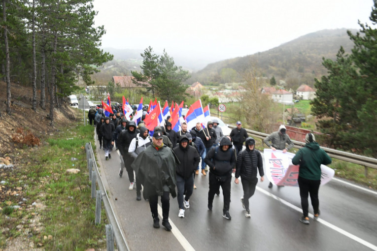 REKA LJUDI TEČE DRUMOVIMA: Inspirativni snimak iz drona Srba sa Kosova koji koračaju ka prestonici, OVO JE LJUBAV PREMA OTADŽBINI (VIDEO)