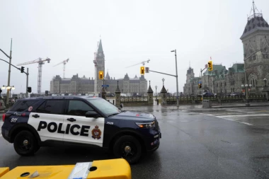 MUŠKARAC SE ZABARIKADIRAO U ZGRADI PARLAMENTA! Drama u gradu, policija munjevito reagovala (VIDEO)