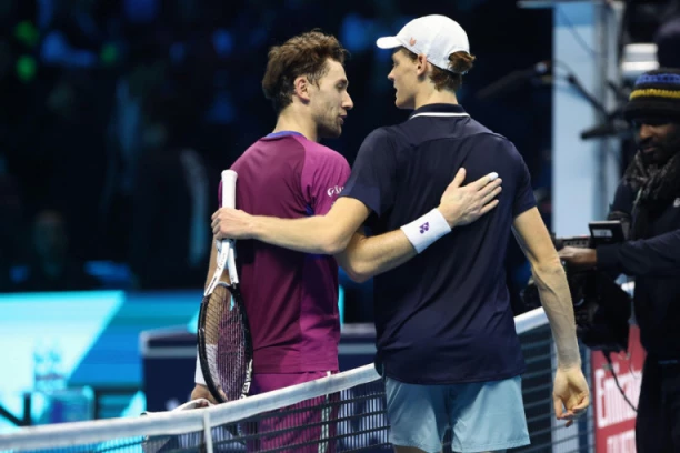 OVO NIKO NIJE OČEKIVAO! Teniser podržao Sinera: Teško je kad broj 1 prolazi kroz horor!