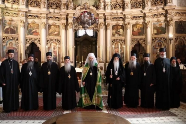 VELIKO SABRANJE U NOVOM SADU: Patrijarh sa 8 vladika služio liturgiju, obeležavajući 7 decenija od upokojenja srpskog sveca koji je spasavao ljude od zla