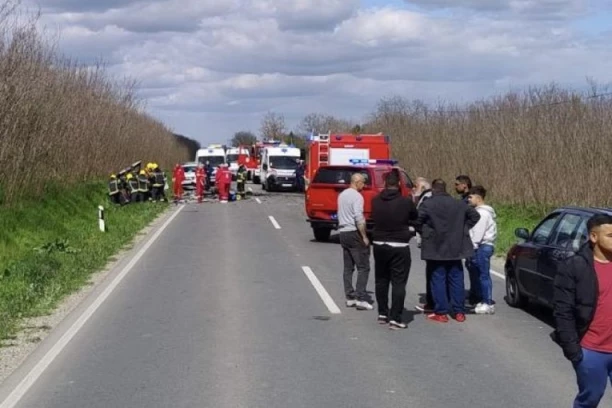 U TOKU BORBA ZA ŽIVOT DEČAKA (14), DRUGO DETE (11) IMA LAKŠE POVREDE! Evo kakvo je zdravstveno stanje povređenih u jezivoj nesreći kod Bečeja! TROJE MRTVIH!