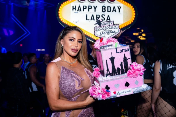 KOLIKO BISTE JOJ DALI? Bivša supruga slavnog košarkaša ostavlja muškarce bez daha - ona je BOMBA i u šestoj deceniji! (VIDEO)