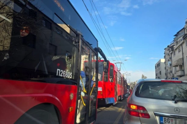 POTPUNO BLOKIRANE ULICE VOJVODE STEPE I KUMODRAŠKA! Kolone sve do Autokomande, KOLAPS U BEOGRADU! (FOTO, VIDEO)