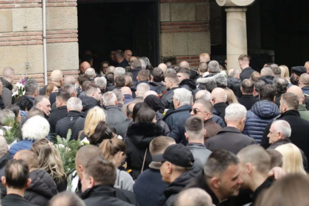 SAHRANA ŽELJKA RUTOVIĆA! Reka ljudi čeka da uđe u kapelu i izjavi saučešće porodici! (FOTO+VIDEO)