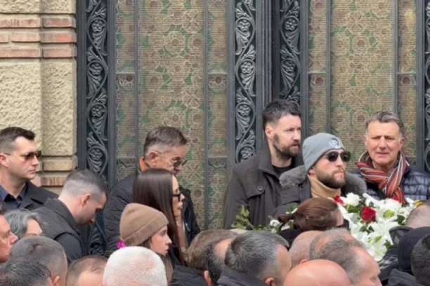 STRAVIČAN BLAM NA SAHRANI ŽELJKA RUTOVIĆA! Cecin sin na udaru kritika - O OVOME SVI BRUJE!