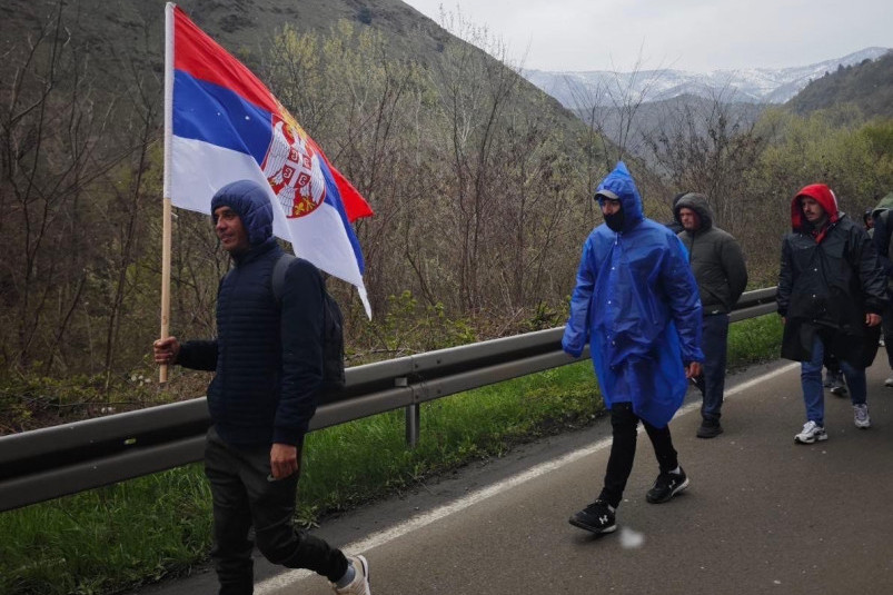NIKOLA IZ KOSOVSKOG POMORAVLJA PONOSNO NOSI SRPSKU ZASTAVU 250 KM! Krenuo s Kosova i Metohije na veliki skup u Beograd! (FOTO)