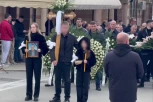 SCENA SA SAHRANE RUTOVIĆA RAZARA DUŠU! Željkova deca se drže zajedno u koloni za OPELO, ćerka Aleksandra DRHTI od bola! (VIDEO)