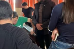 UDARNO! Plenumaši zarobili studenta koji je raskrinkao njihov plan za upad u kontrolu leta na beogradskom aerodromu! TUKU GA I MUČE! (VIDEO)
