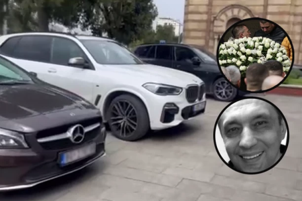 NIKAD SKUPLJI VOZNI PARK ISPRED NOVOG GROBLJA! Na Rutovićevoj sahrani se okupilo celo Bijelo Polje! (VIDEO)