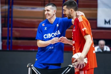 ZVEZDA MERIDIANBET NASTAVILA U DOBROM RITMU: Crveno-beli na poluvremenu imaju dvocifrenu prednost!